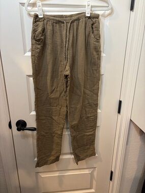 XiRENA Cropped Drawstring Pants in Olive